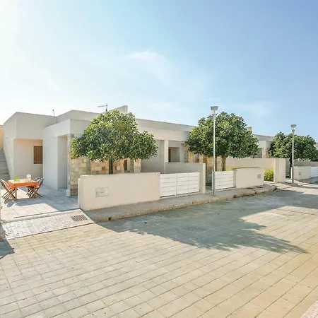 Awesome In W/ 2 Bedrooms Prázdninový dům Melendugno
